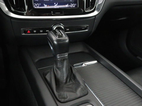 Volvo V60 2.0 D4 Momentum | 1e eigenaar | Panoramadak | Leder | Trekhaak | Stoelverwarming | Carplay | Navigatie | Full LED