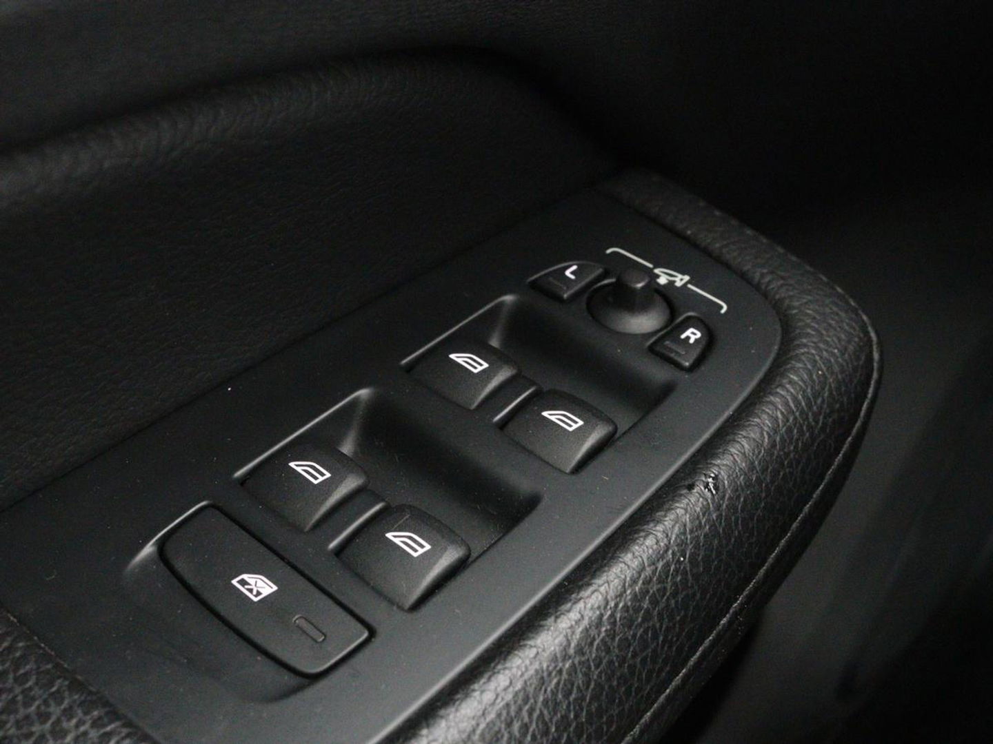 Volvo V60 2.0 D4 Momentum | 1e eigenaar | Panoramadak | Leder | Trekhaak | Stoelverwarming | Carplay | Navigatie | Full LED