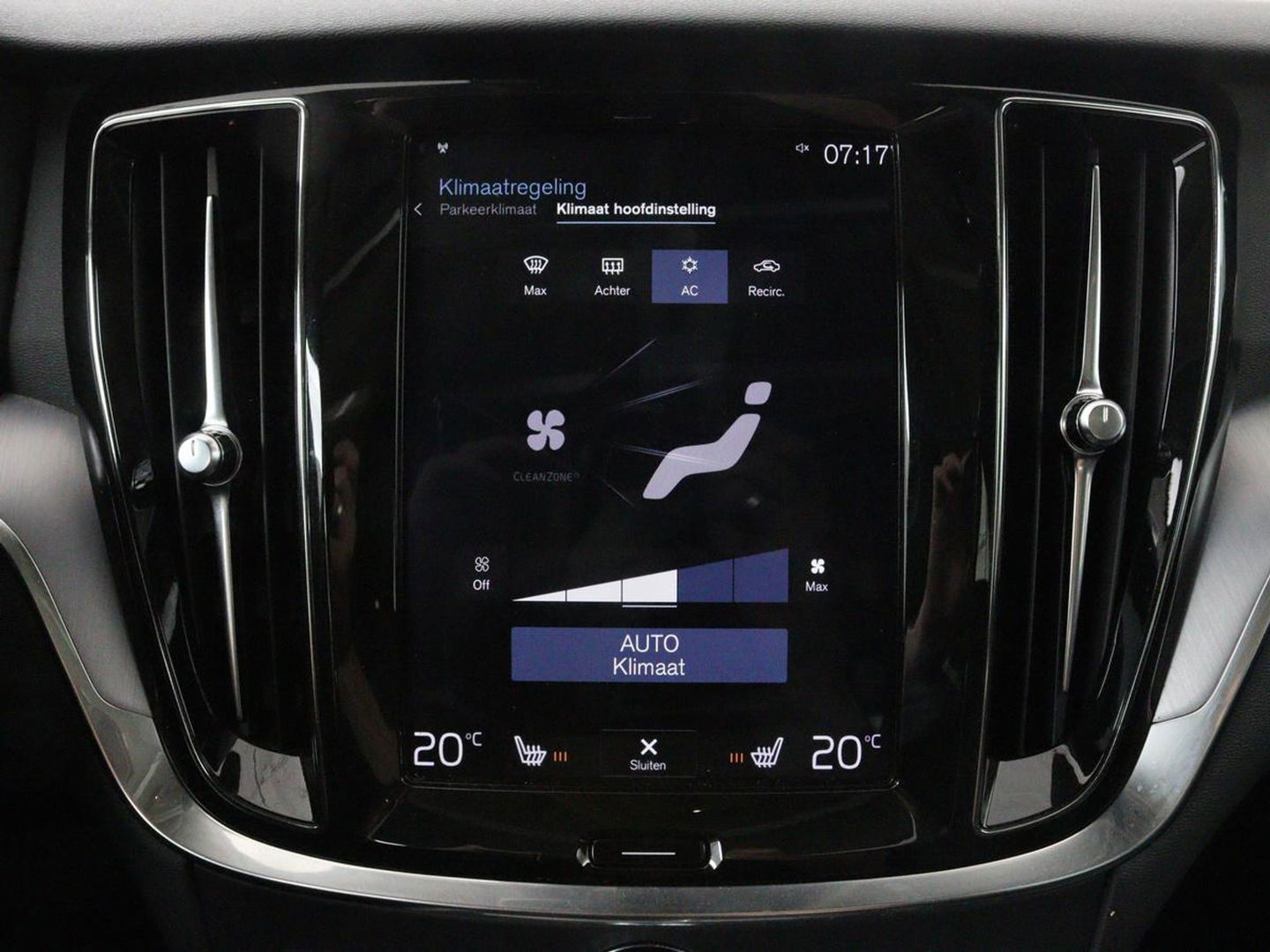 Volvo V60 2.0 D4 Momentum | 1e eigenaar | Panoramadak | Leder | Trekhaak | Stoelverwarming | Carplay | Navigatie | Full LED