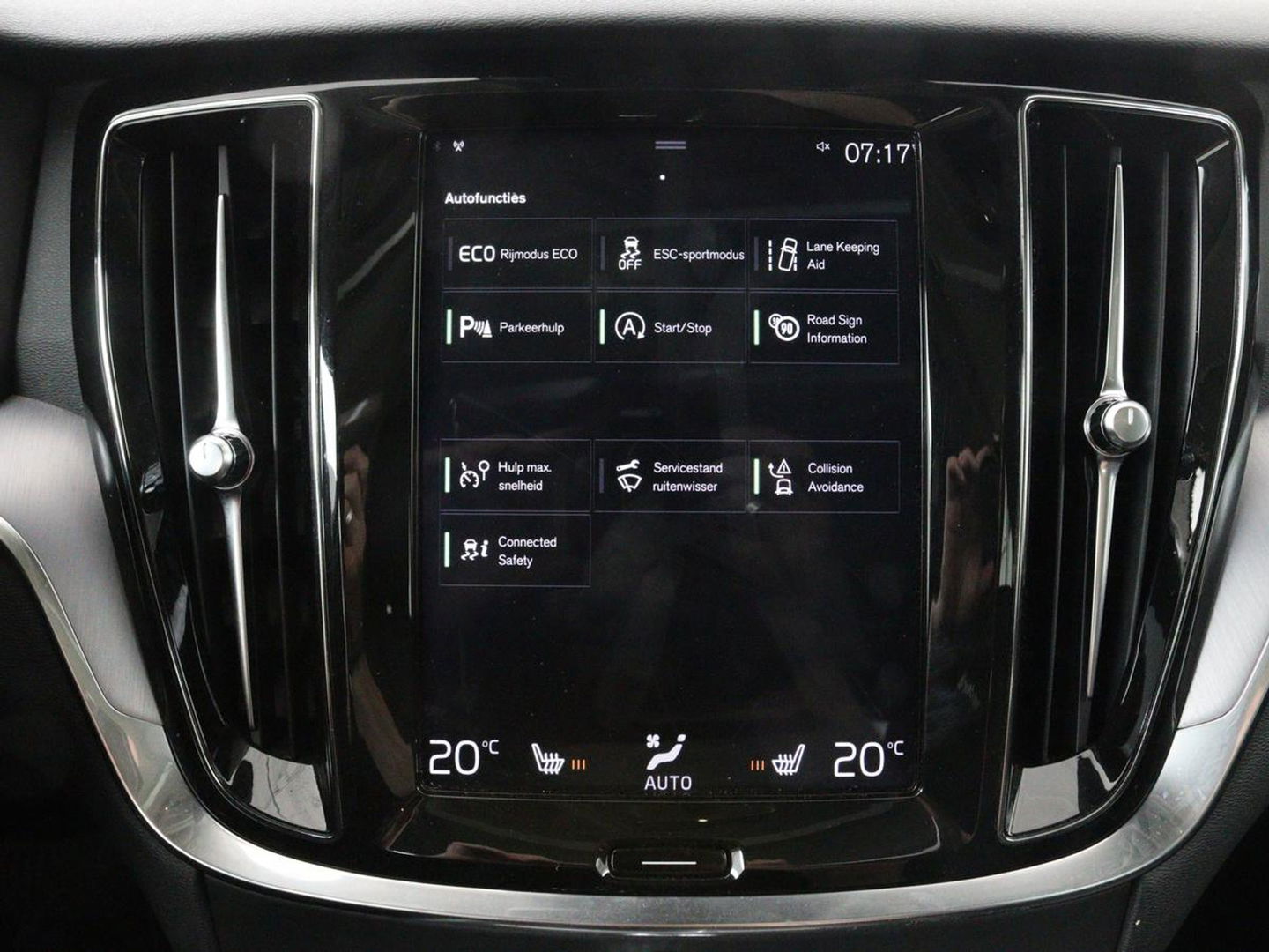 Volvo V60 2.0 D4 Momentum | 1e eigenaar | Panoramadak | Leder | Trekhaak | Stoelverwarming | Carplay | Navigatie | Full LED