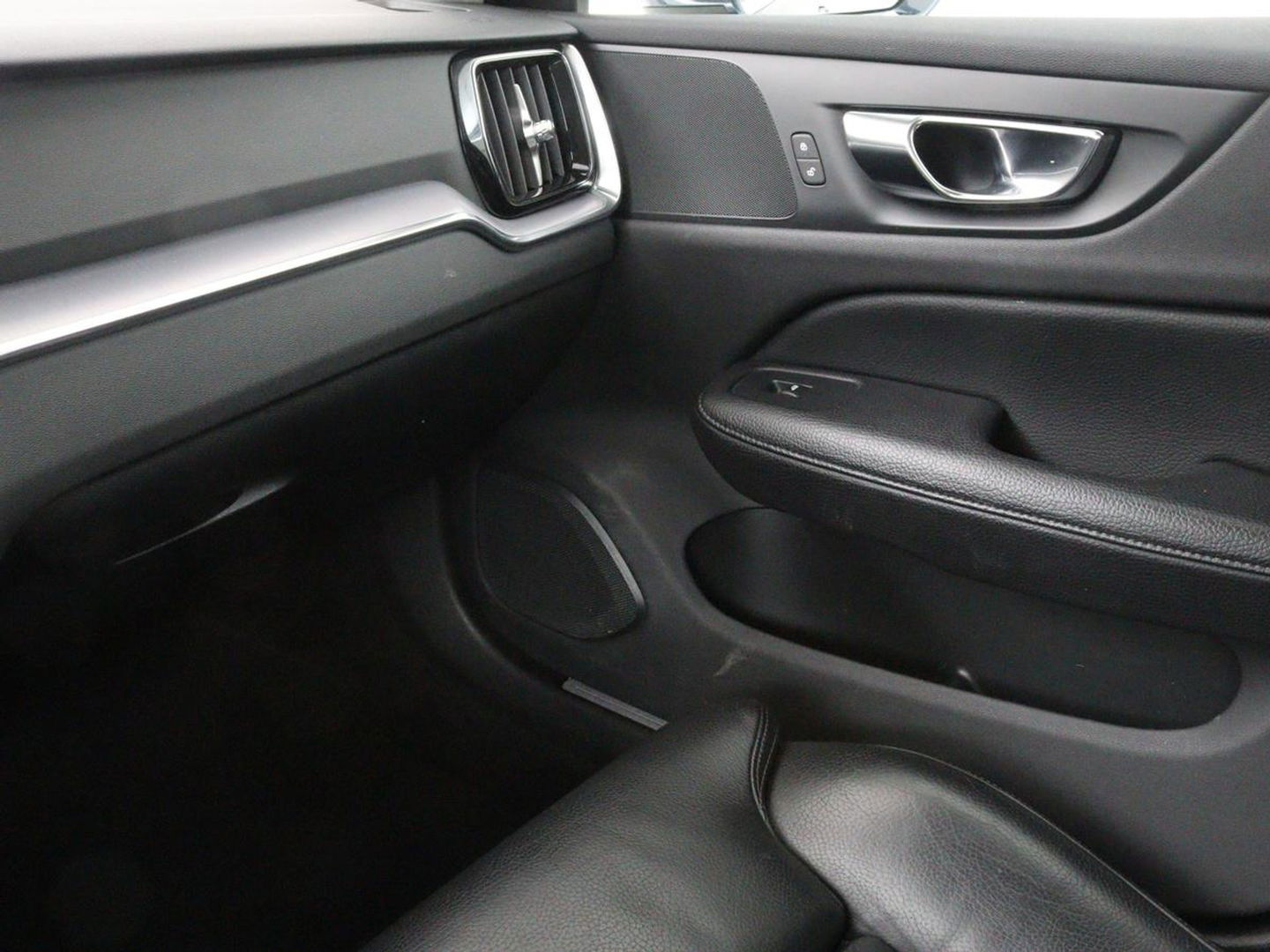 Volvo V60 2.0 D4 Momentum | 1e eigenaar | Panoramadak | Leder | Trekhaak | Stoelverwarming | Carplay | Navigatie | Full LED