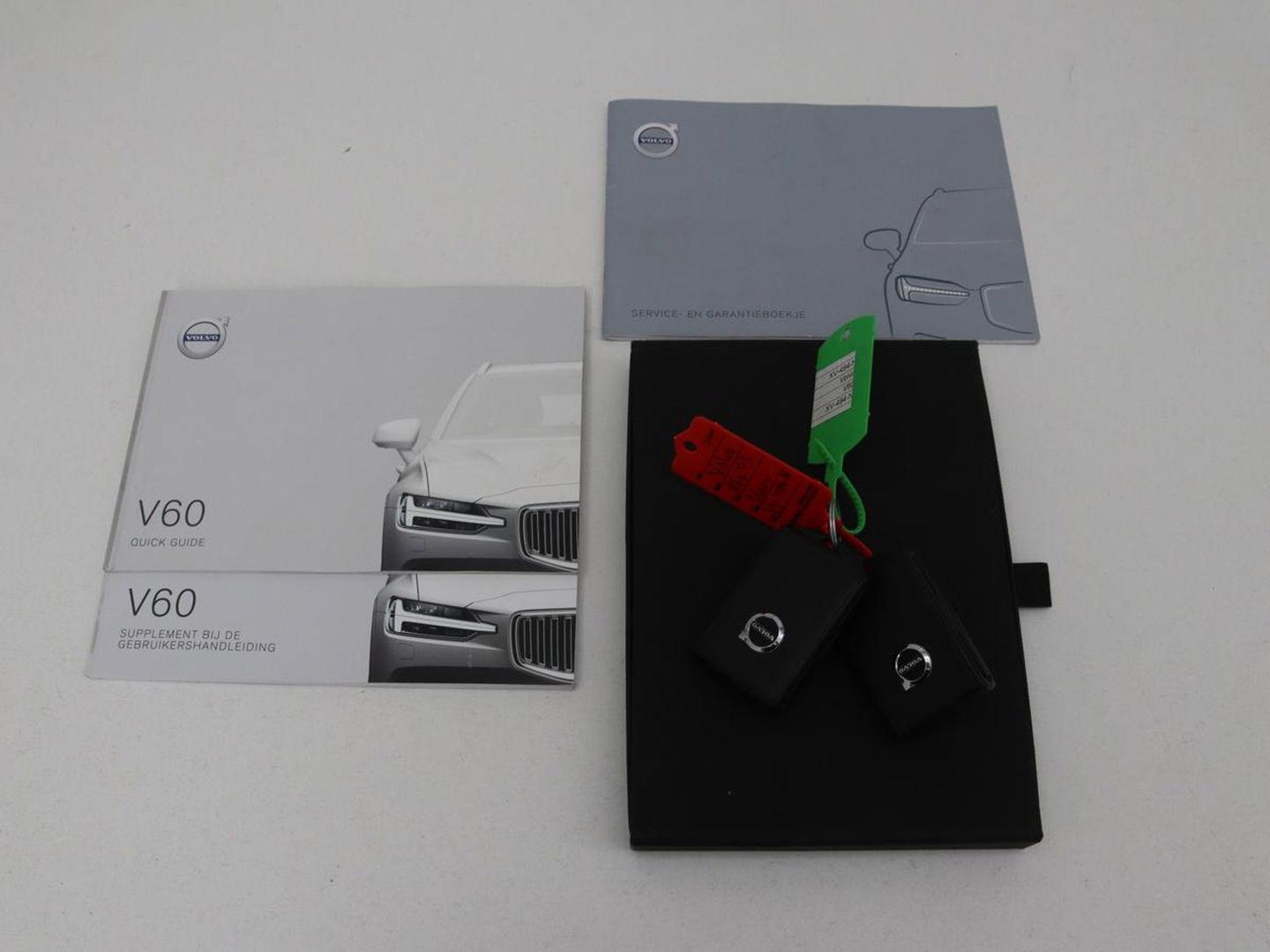 Volvo V60 2.0 D4 Momentum | 1e eigenaar | Panoramadak | Leder | Trekhaak | Stoelverwarming | Carplay | Navigatie | Full LED