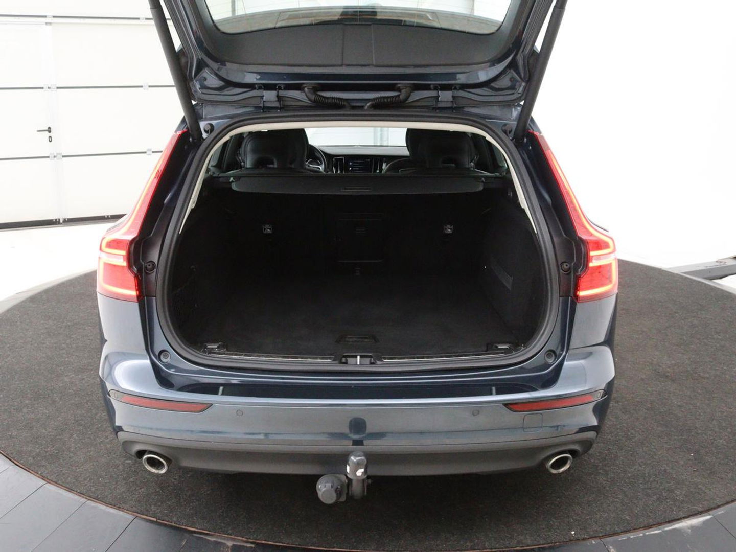 Volvo V60 2.0 D4 Momentum | 1e eigenaar | Panoramadak | Leder | Trekhaak | Stoelverwarming | Carplay | Navigatie | Full LED