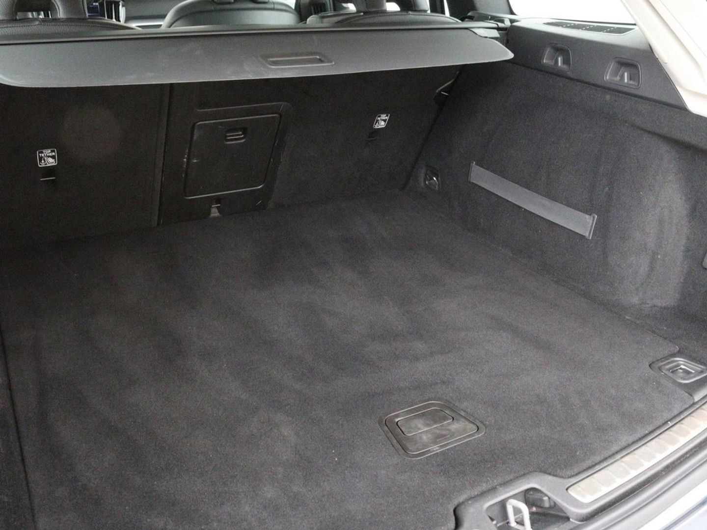 Volvo V60 2.0 D4 Momentum | 1e eigenaar | Panoramadak | Leder | Trekhaak | Stoelverwarming | Carplay | Navigatie | Full LED