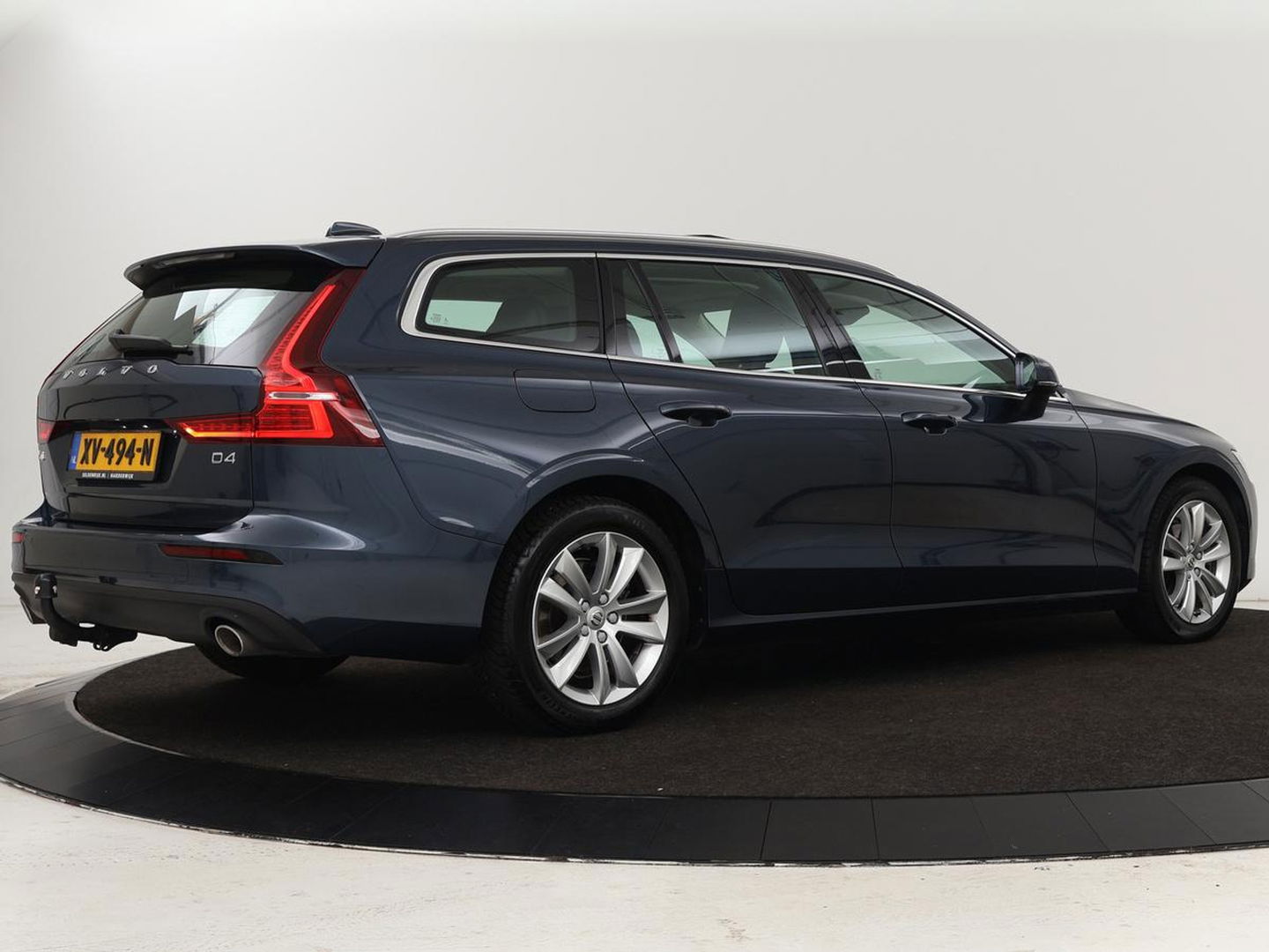 Volvo V60 2.0 D4 Momentum | 1e eigenaar | Panoramadak | Leder | Trekhaak | Stoelverwarming | Carplay | Navigatie | Full LED