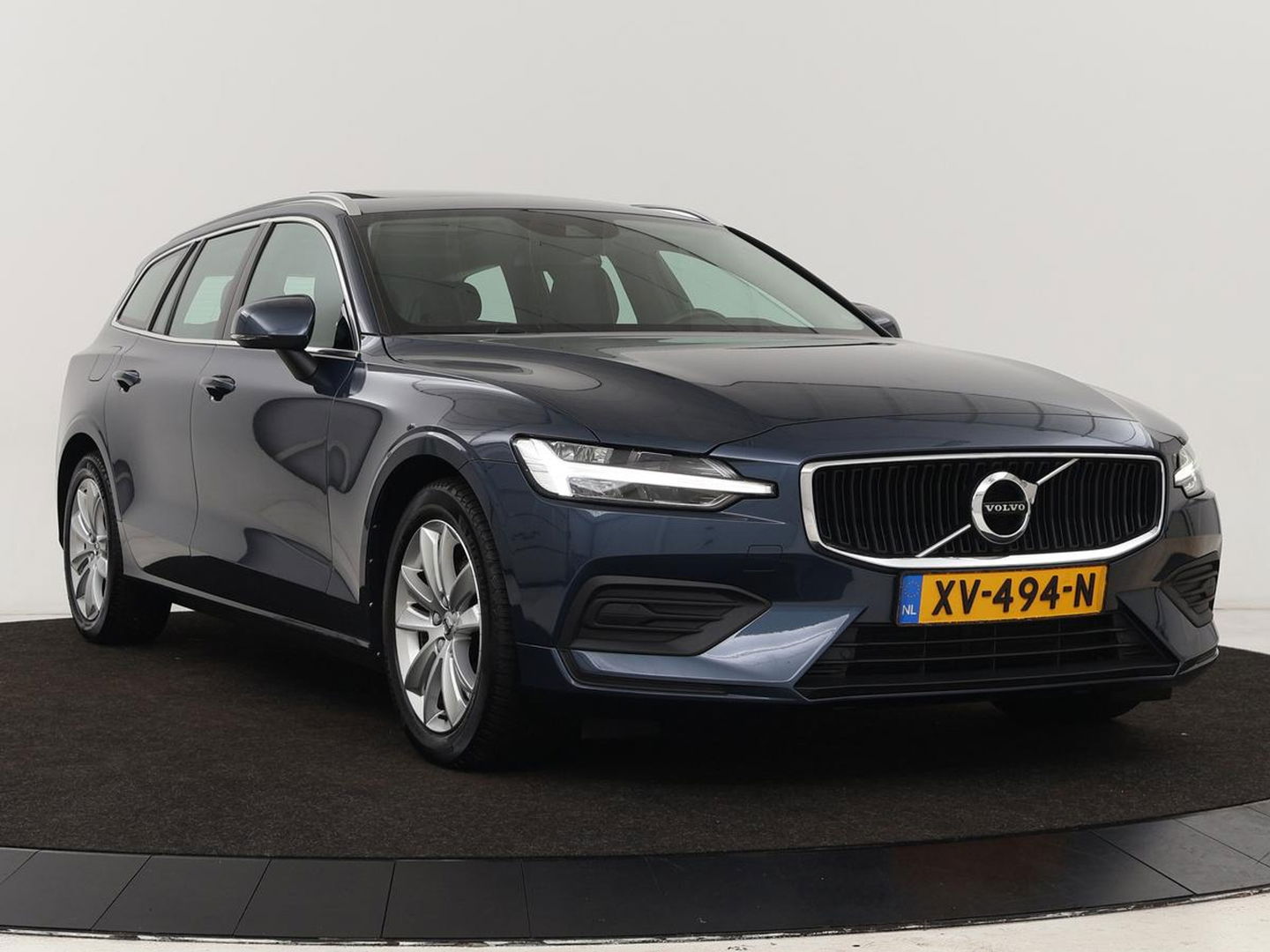 Volvo V60 2.0 D4 Momentum | 1e eigenaar | Panoramadak | Leder | Trekhaak | Stoelverwarming | Carplay | Navigatie | Full LED