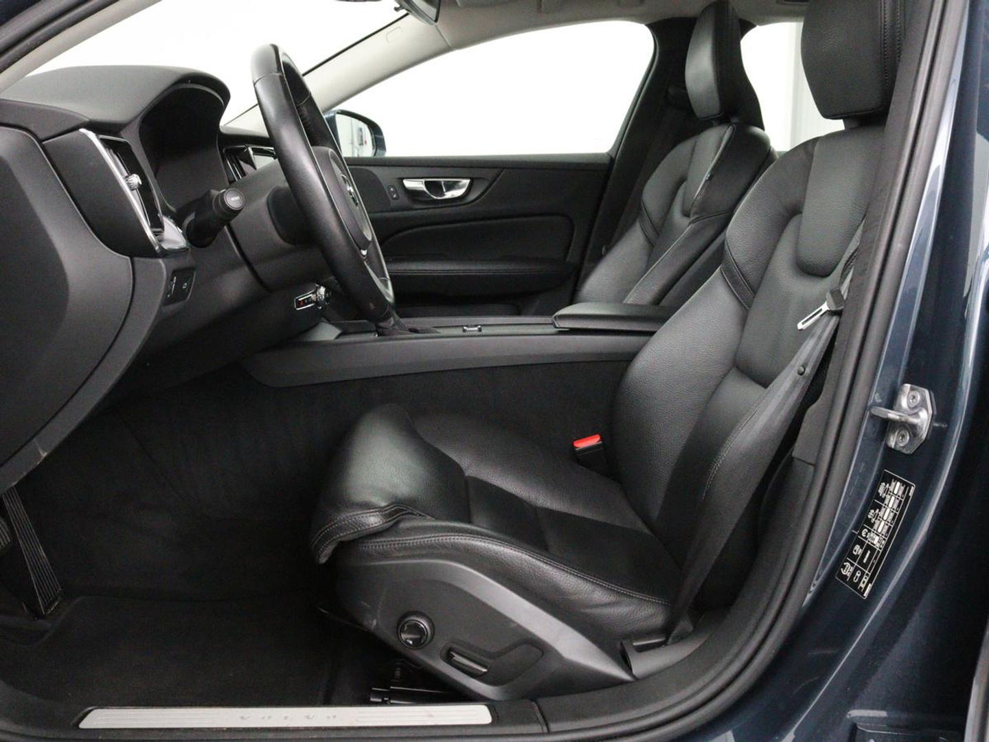 Volvo V60 2.0 D4 Momentum | 1e eigenaar | Panoramadak | Leder | Trekhaak | Stoelverwarming | Carplay | Navigatie | Full LED