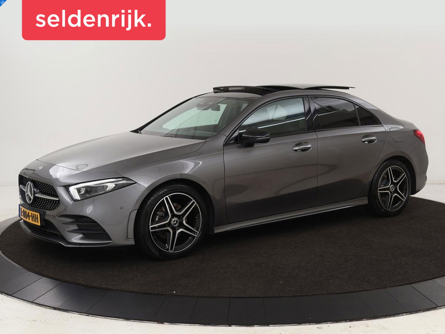 Mercedes-Benz A-Klasse 200 Business Solution AMG | Panoramadak | Stoelverwarming | Trekhaak | Matrix LED | Memory | Carplay | Keyless | Camera | Sfeerverlichting | Leder/Alcantara | Park Assist