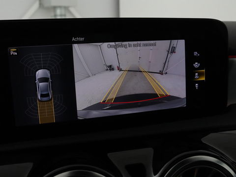 Mercedes-Benz A-Klasse 200 Business Solution AMG | Panoramadak | Stoelverwarming | Trekhaak | Matrix LED | Memory | Carplay | Keyless | Camera | Sfeerverlichting | Leder/Alcantara | Park Assist