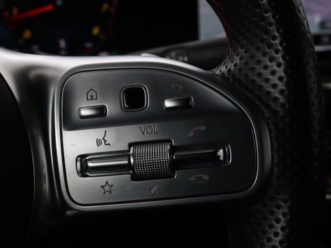 Mercedes-Benz A-Klasse 200 Business Solution AMG | Panoramadak | Stoelverwarming | Trekhaak | Matrix LED | Memory | Carplay | Keyless | Camera | Sfeerverlichting | Leder/Alcantara | Park Assist