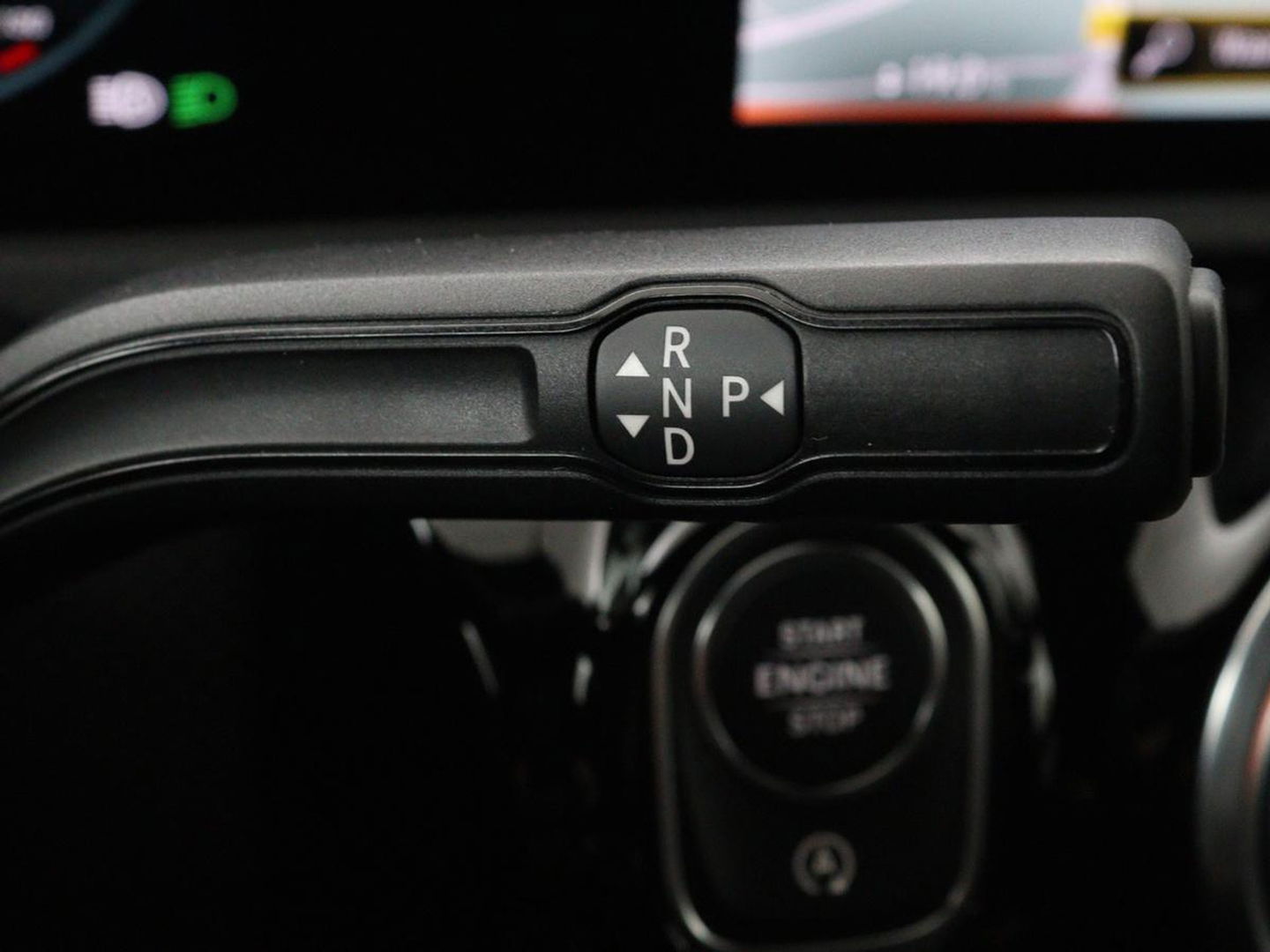 Mercedes-Benz A-Klasse 200 Business Solution AMG | Panoramadak | Stoelverwarming | Trekhaak | Matrix LED | Memory | Carplay | Keyless | Camera | Sfeerverlichting | Leder/Alcantara | Park Assist