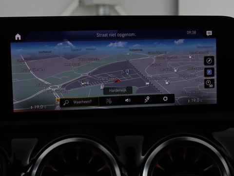 Mercedes-Benz A-Klasse 200 Business Solution AMG | Panoramadak | Stoelverwarming | Trekhaak | Matrix LED | Memory | Carplay | Keyless | Camera | Sfeerverlichting | Leder/Alcantara | Park Assist