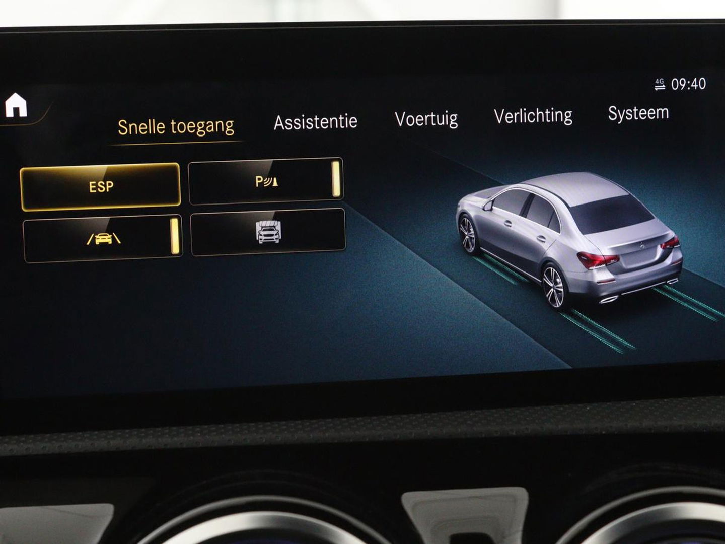 Mercedes-Benz A-Klasse 200 Business Solution AMG | Panoramadak | Stoelverwarming | Trekhaak | Matrix LED | Memory | Carplay | Keyless | Camera | Sfeerverlichting | Leder/Alcantara | Park Assist