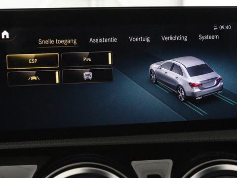 Mercedes-Benz A-Klasse 200 Business Solution AMG | Panoramadak | Stoelverwarming | Trekhaak | Matrix LED | Memory | Carplay | Keyless | Camera | Sfeerverlichting | Leder/Alcantara | Park Assist