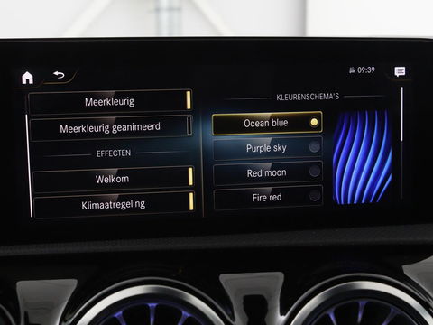 Mercedes-Benz A-Klasse 200 Business Solution AMG | Panoramadak | Stoelverwarming | Trekhaak | Matrix LED | Memory | Carplay | Keyless | Camera | Sfeerverlichting | Leder/Alcantara | Park Assist
