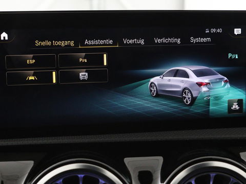 Mercedes-Benz A-Klasse 200 Business Solution AMG | Panoramadak | Stoelverwarming | Trekhaak | Matrix LED | Memory | Carplay | Keyless | Camera | Sfeerverlichting | Leder/Alcantara | Park Assist