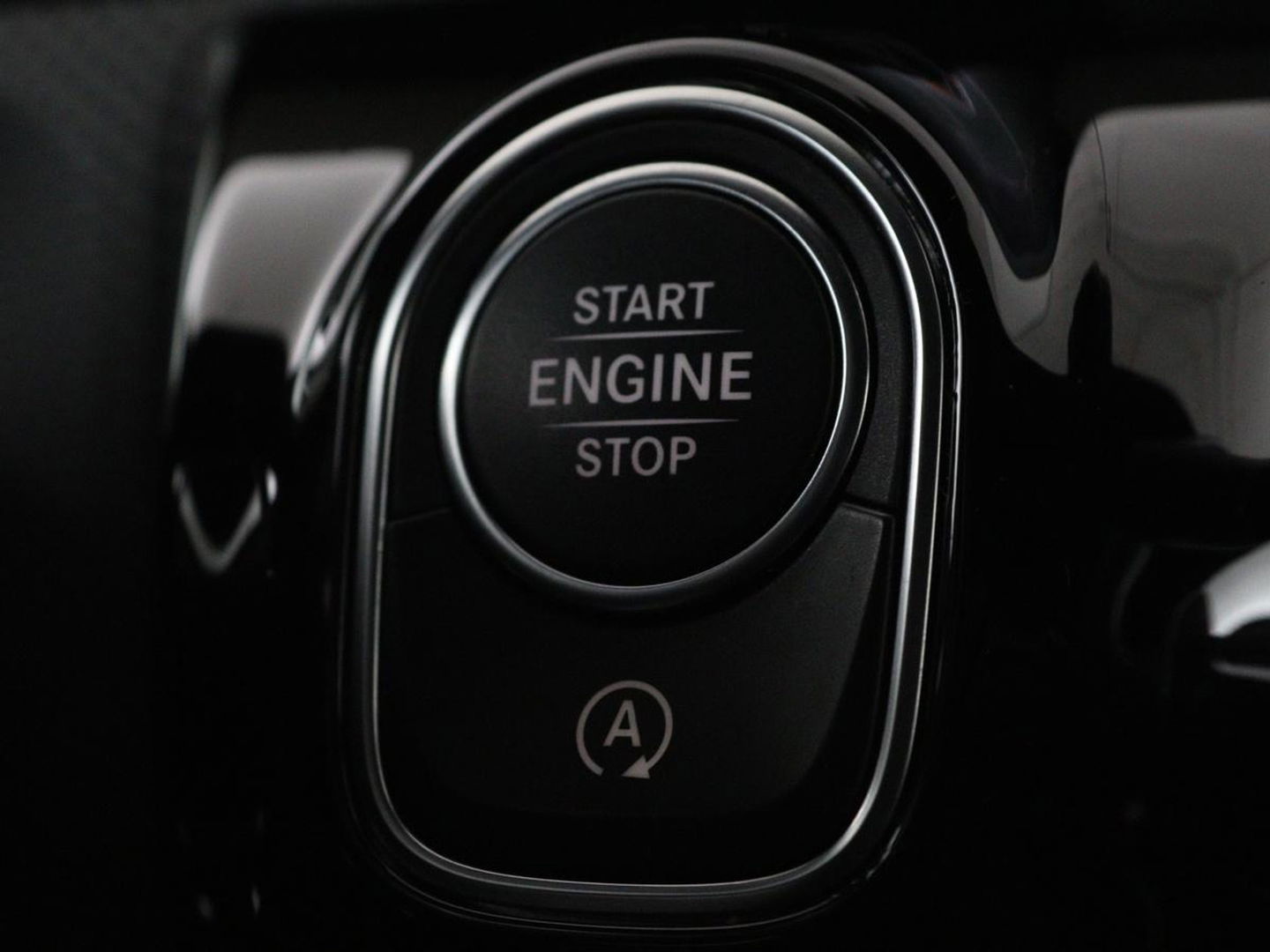 Mercedes-Benz A-Klasse 200 Business Solution AMG | Panoramadak | Stoelverwarming | Trekhaak | Matrix LED | Memory | Carplay | Keyless | Camera | Sfeerverlichting | Leder/Alcantara | Park Assist