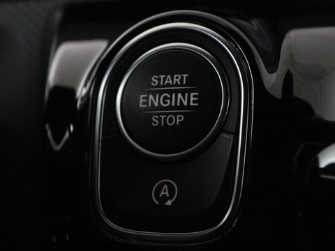 Mercedes-Benz A-Klasse 200 Business Solution AMG | Panoramadak | Stoelverwarming | Trekhaak | Matrix LED | Memory | Carplay | Keyless | Camera | Sfeerverlichting | Leder/Alcantara | Park Assist