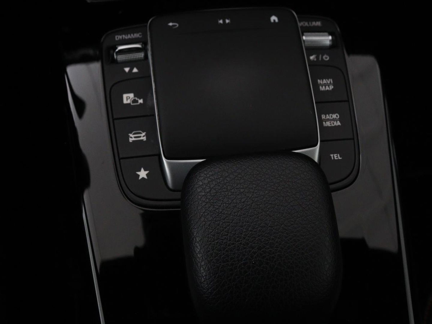 Mercedes-Benz A-Klasse 200 Business Solution AMG | Panoramadak | Stoelverwarming | Trekhaak | Matrix LED | Memory | Carplay | Keyless | Camera | Sfeerverlichting | Leder/Alcantara | Park Assist