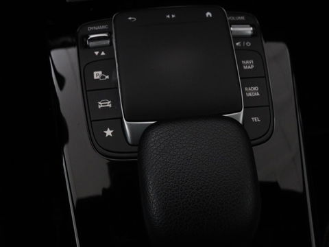 Mercedes-Benz A-Klasse 200 Business Solution AMG | Panoramadak | Stoelverwarming | Trekhaak | Matrix LED | Memory | Carplay | Keyless | Camera | Sfeerverlichting | Leder/Alcantara | Park Assist