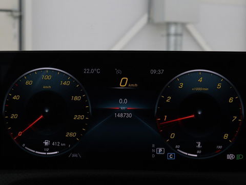 Mercedes-Benz A-Klasse 200 Business Solution AMG | Panoramadak | Stoelverwarming | Trekhaak | Matrix LED | Memory | Carplay | Keyless | Camera | Sfeerverlichting | Leder/Alcantara | Park Assist
