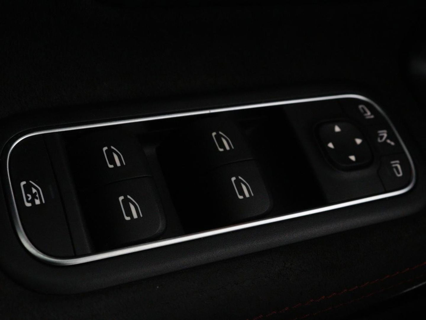 Mercedes-Benz A-Klasse 200 Business Solution AMG | Panoramadak | Stoelverwarming | Trekhaak | Matrix LED | Memory | Carplay | Keyless | Camera | Sfeerverlichting | Leder/Alcantara | Park Assist