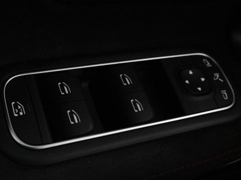 Mercedes-Benz A-Klasse 200 Business Solution AMG | Panoramadak | Stoelverwarming | Trekhaak | Matrix LED | Memory | Carplay | Keyless | Camera | Sfeerverlichting | Leder/Alcantara | Park Assist