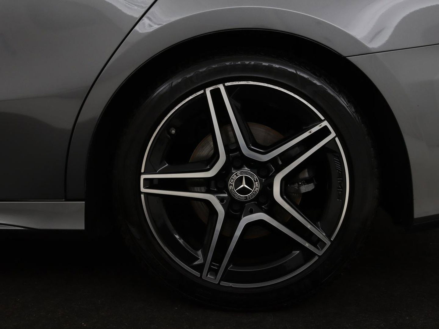 Mercedes-Benz A-Klasse 200 Business Solution AMG | Panoramadak | Stoelverwarming | Trekhaak | Matrix LED | Memory | Carplay | Keyless | Camera | Sfeerverlichting | Leder/Alcantara | Park Assist