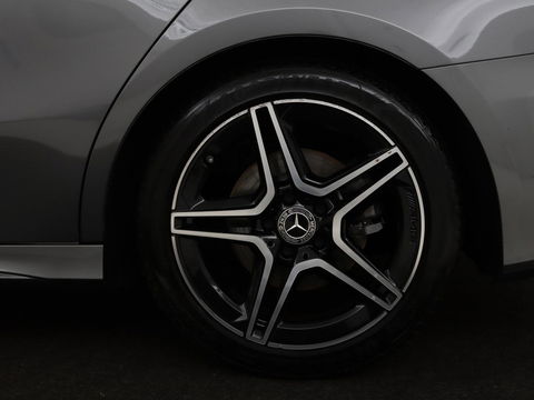 Mercedes-Benz A-Klasse 200 Business Solution AMG | Panoramadak | Stoelverwarming | Trekhaak | Matrix LED | Memory | Carplay | Keyless | Camera | Sfeerverlichting | Leder/Alcantara | Park Assist