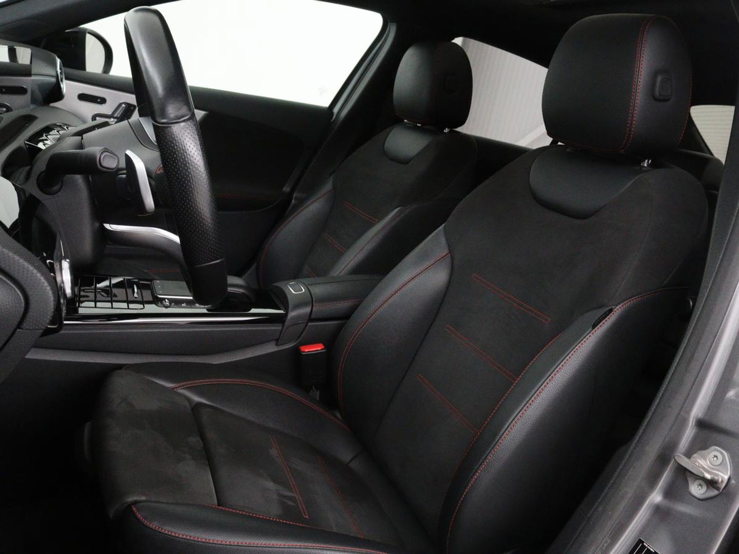 Mercedes-Benz A-Klasse 200 Business Solution AMG | Panoramadak | Stoelverwarming | Trekhaak | Matrix LED | Memory | Carplay | Keyless | Camera | Sfeerverlichting | Leder/Alcantara | Park Assist