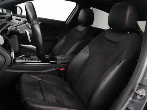 Mercedes-Benz A-Klasse 200 Business Solution AMG | Panoramadak | Stoelverwarming | Trekhaak | Matrix LED | Memory | Carplay | Keyless | Camera | Sfeerverlichting | Leder/Alcantara | Park Assist