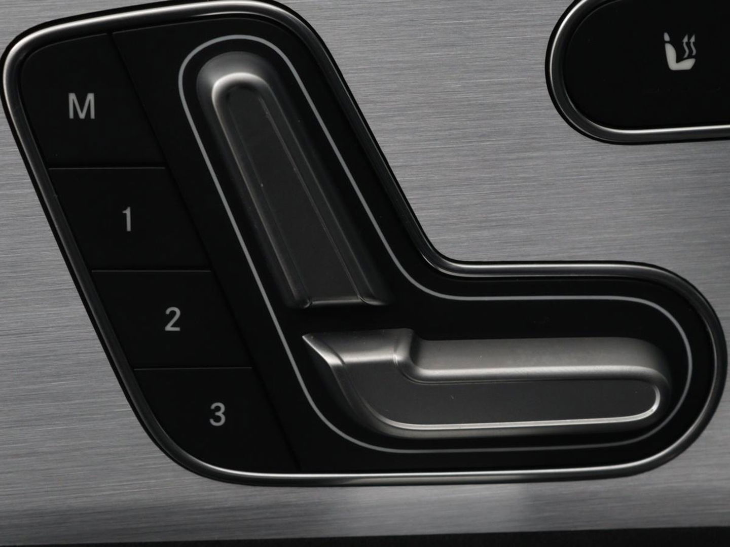 Mercedes-Benz A-Klasse 200 Business Solution AMG | Panoramadak | Stoelverwarming | Trekhaak | Matrix LED | Memory | Carplay | Keyless | Camera | Sfeerverlichting | Leder/Alcantara | Park Assist