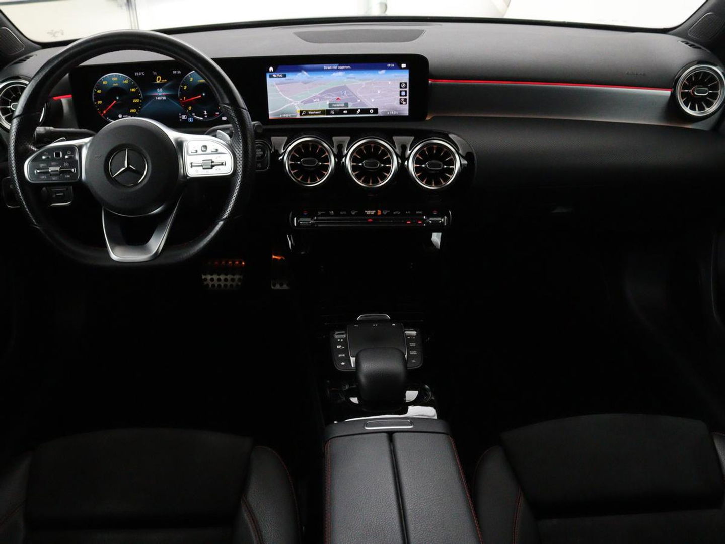 Mercedes-Benz A-Klasse 200 Business Solution AMG | Panoramadak | Stoelverwarming | Trekhaak | Matrix LED | Memory | Carplay | Keyless | Camera | Sfeerverlichting | Leder/Alcantara | Park Assist
