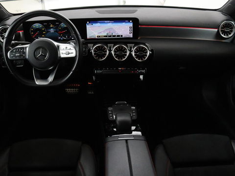 Mercedes-Benz A-Klasse 200 Business Solution AMG | Panoramadak | Stoelverwarming | Trekhaak | Matrix LED | Memory | Carplay | Keyless | Camera | Sfeerverlichting | Leder/Alcantara | Park Assist