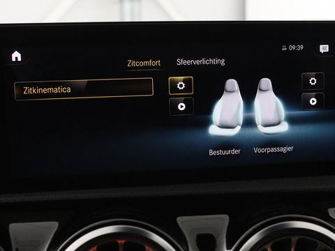 Mercedes-Benz A-Klasse 200 Business Solution AMG | Panoramadak | Stoelverwarming | Trekhaak | Matrix LED | Memory | Carplay | Keyless | Camera | Sfeerverlichting | Leder/Alcantara | Park Assist