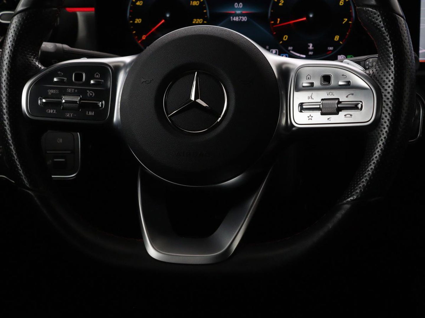 Mercedes-Benz A-Klasse 200 Business Solution AMG | Panoramadak | Stoelverwarming | Trekhaak | Matrix LED | Memory | Carplay | Keyless | Camera | Sfeerverlichting | Leder/Alcantara | Park Assist