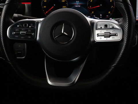 Mercedes-Benz A-Klasse 200 Business Solution AMG | Panoramadak | Stoelverwarming | Trekhaak | Matrix LED | Memory | Carplay | Keyless | Camera | Sfeerverlichting | Leder/Alcantara | Park Assist