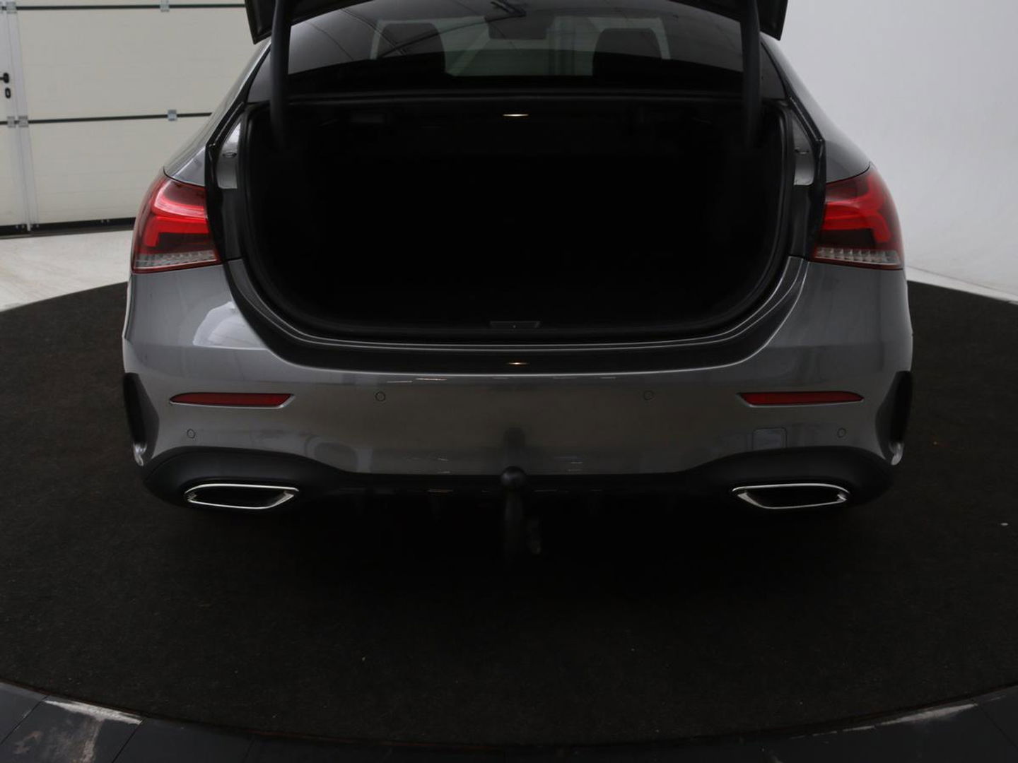 Mercedes-Benz A-Klasse 200 Business Solution AMG | Panoramadak | Stoelverwarming | Trekhaak | Matrix LED | Memory | Carplay | Keyless | Camera | Sfeerverlichting | Leder/Alcantara | Park Assist