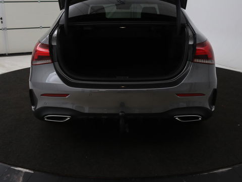 Mercedes-Benz A-Klasse 200 Business Solution AMG | Panoramadak | Stoelverwarming | Trekhaak | Matrix LED | Memory | Carplay | Keyless | Camera | Sfeerverlichting | Leder/Alcantara | Park Assist