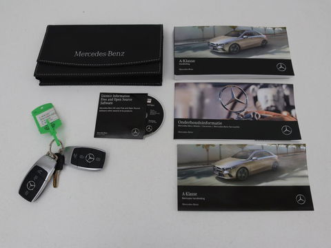 Mercedes-Benz A-Klasse 200 Business Solution AMG | Panoramadak | Stoelverwarming | Trekhaak | Matrix LED | Memory | Carplay | Keyless | Camera | Sfeerverlichting | Leder/Alcantara | Park Assist