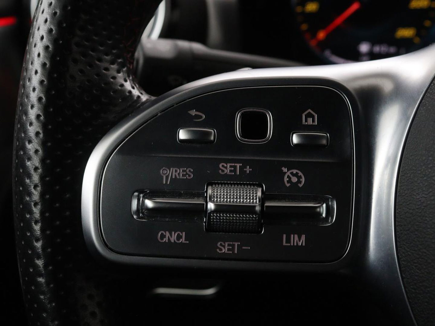 Mercedes-Benz A-Klasse 200 Business Solution AMG | Panoramadak | Stoelverwarming | Trekhaak | Matrix LED | Memory | Carplay | Keyless | Camera | Sfeerverlichting | Leder/Alcantara | Park Assist