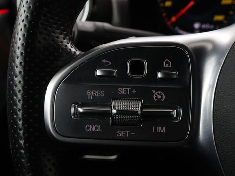 Mercedes-Benz A-Klasse 200 Business Solution AMG | Panoramadak | Stoelverwarming | Trekhaak | Matrix LED | Memory | Carplay | Keyless | Camera | Sfeerverlichting | Leder/Alcantara | Park Assist