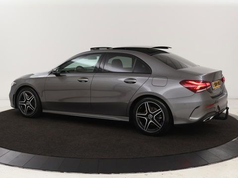 Mercedes-Benz A-Klasse 200 Business Solution AMG | Panoramadak | Stoelverwarming | Trekhaak | Matrix LED | Memory | Carplay | Keyless | Camera | Sfeerverlichting | Leder/Alcantara | Park Assist