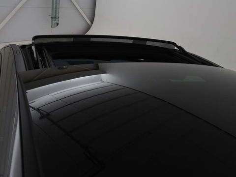 Mercedes-Benz A-Klasse 200 Business Solution AMG | Panoramadak | Stoelverwarming | Trekhaak | Matrix LED | Memory | Carplay | Keyless | Camera | Sfeerverlichting | Leder/Alcantara | Park Assist