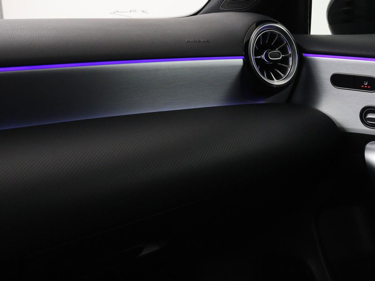 Mercedes-Benz A-Klasse 200 Business Solution AMG | Panoramadak | Stoelverwarming | Trekhaak | Matrix LED | Memory | Carplay | Keyless | Camera | Sfeerverlichting | Leder/Alcantara | Park Assist