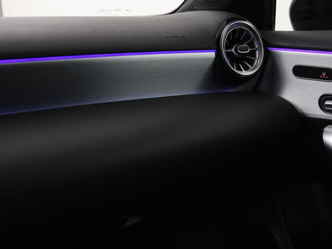 Mercedes-Benz A-Klasse 200 Business Solution AMG | Panoramadak | Stoelverwarming | Trekhaak | Matrix LED | Memory | Carplay | Keyless | Camera | Sfeerverlichting | Leder/Alcantara | Park Assist