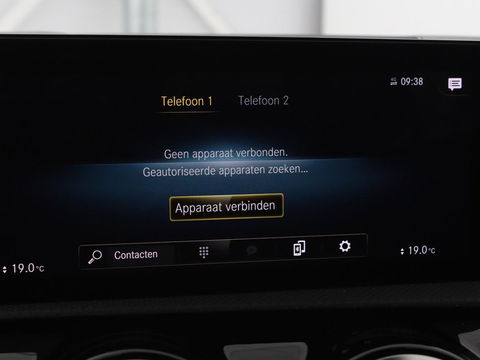 Mercedes-Benz A-Klasse 200 Business Solution AMG | Panoramadak | Stoelverwarming | Trekhaak | Matrix LED | Memory | Carplay | Keyless | Camera | Sfeerverlichting | Leder/Alcantara | Park Assist