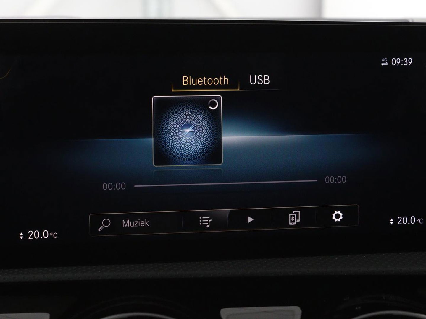 Mercedes-Benz A-Klasse 200 Business Solution AMG | Panoramadak | Stoelverwarming | Trekhaak | Matrix LED | Memory | Carplay | Keyless | Camera | Sfeerverlichting | Leder/Alcantara | Park Assist