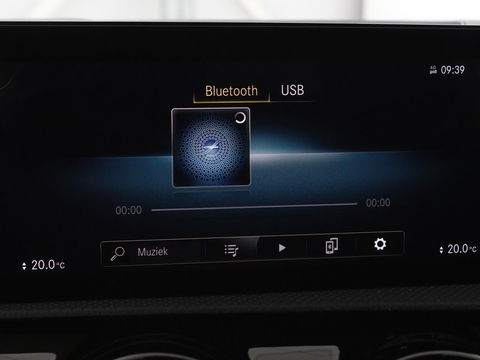 Mercedes-Benz A-Klasse 200 Business Solution AMG | Panoramadak | Stoelverwarming | Trekhaak | Matrix LED | Memory | Carplay | Keyless | Camera | Sfeerverlichting | Leder/Alcantara | Park Assist