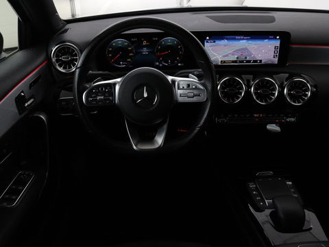 Mercedes-Benz A-Klasse 200 Business Solution AMG | Panoramadak | Stoelverwarming | Trekhaak | Matrix LED | Memory | Carplay | Keyless | Camera | Sfeerverlichting | Leder/Alcantara | Park Assist